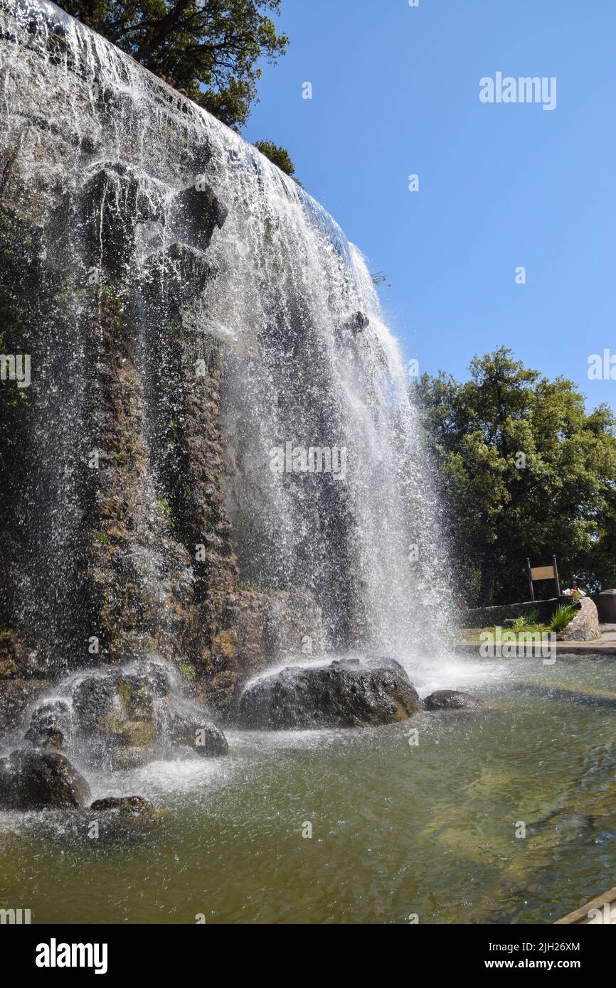 Cascata artificiale sulla collina del castello, Parc de la colline du Château, Nizza, Francia meridionale, 2019. Crediti: Vuk Valcic / Alamy Foto Stock