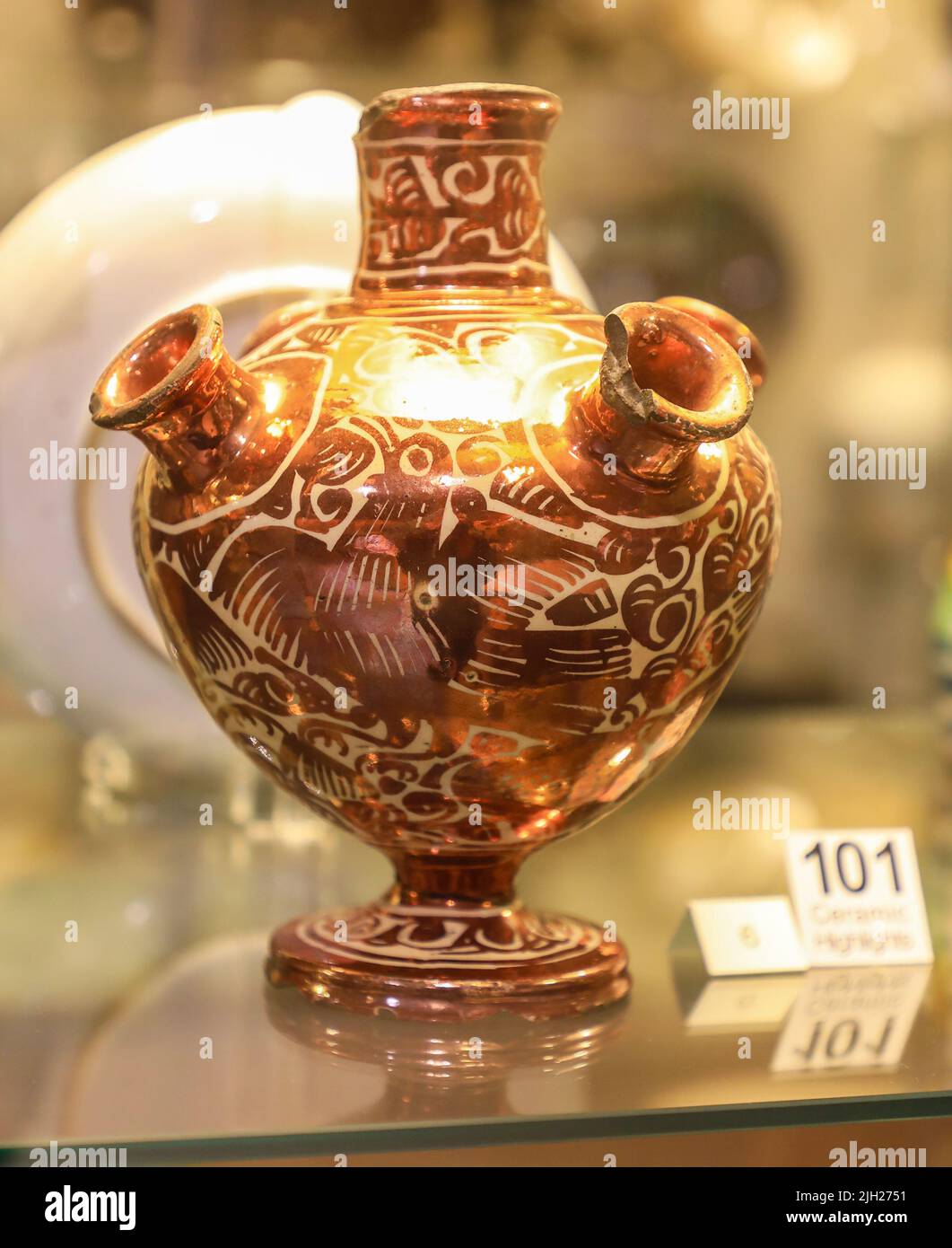 Un vaso in terracotta smaltata in stagno spagnolo a più colli presso il Potteries Museum and Art Gallery, Hanley, Stoke-on-Trent, Staffs, Inghilterra, REGNO UNITO Foto Stock