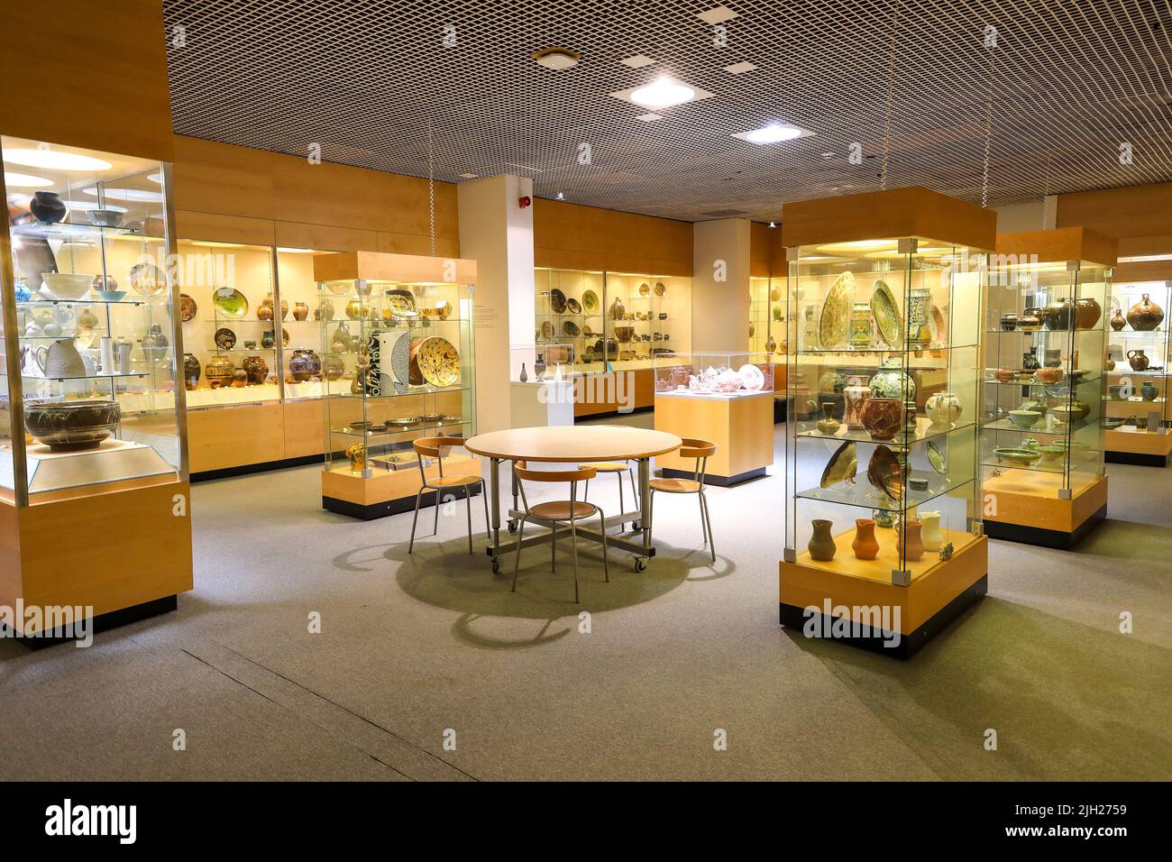 Ceramiche in vetrine esposte al Museo delle ceramiche e alla Galleria d'Arte, Hanley, Stoke-on-Trent, Staffs, Inghilterra, REGNO UNITO Foto Stock