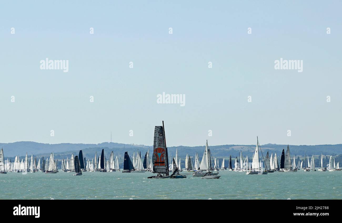 Balatonfured, Ungheria. 14th luglio 2022. Una panoramica generale delle barche a vela che partecipano alla gara di barche a vela Blue Ribbon Regatta del 54th, conosciuta anche come il Kékszalag. Nell'evento di quest'anno, 516 navi hanno partecipato alla gara sul lago Balaton. La linea di partenza e di arrivo per la regata internazionale di 160 km è in scena a Balatonfured, una popolare destinazione turistica, a 130 km a sud-ovest della capitale Budapest. Credit: SOPA Images Limited/Alamy Live News Foto Stock