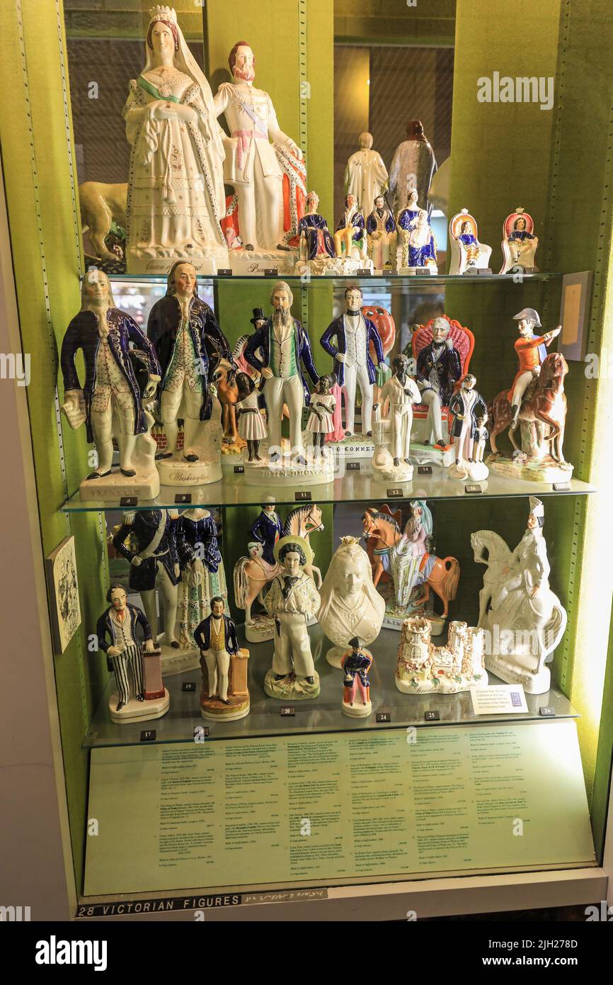Ceramiche Vittoria in mostra al Museo e Galleria d'Arte delle ceramiche, Hanley, Stoke-on-Trent, Staffs, Inghilterra, REGNO UNITO Foto Stock