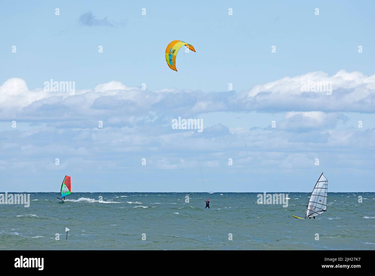 Kitesurfer, battelli a vela, Penisola di Steinwarder, Heiligenhafen, Schleswig-Holstein, Germania Foto Stock