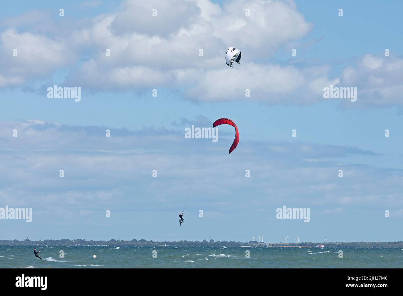 Kitesurfer Jumping, Penisola di Steinwarder, Heiligenhafen, Schleswig-Holstein, Germania Foto Stock