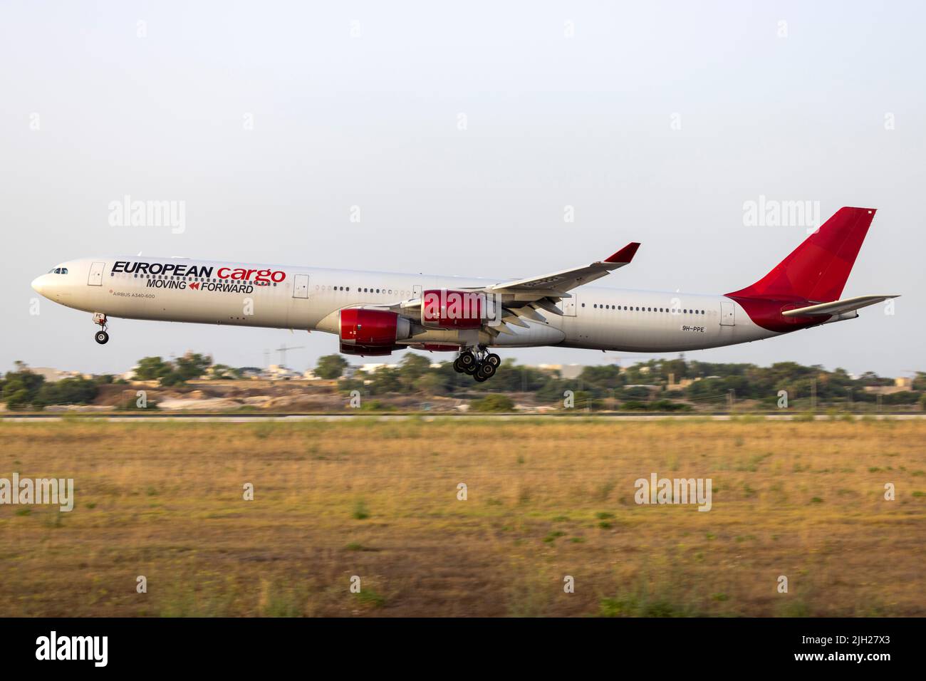 European Aviation (Maleth Aero) Airbus A340-642 (REG: 9h-PPE) in procinto di scendere sulla pista 31. Foto Stock