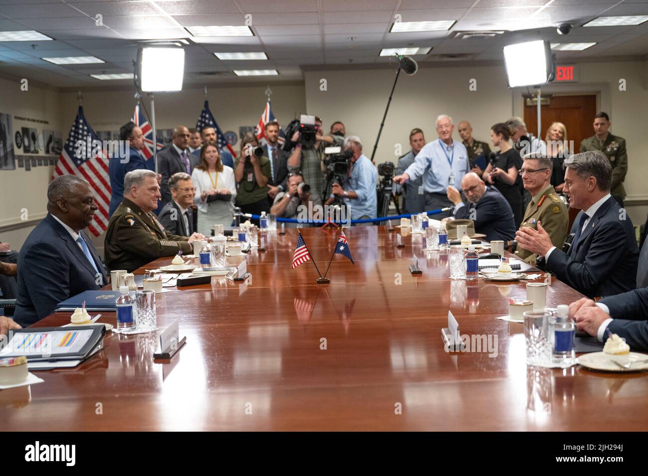 Arlington, Stati Uniti d'America. 13th luglio 2022. Arlington, Stati Uniti d'America. 13 luglio 2022. Austin III, Segretario della Difesa degli Stati Uniti, e il Presidente dei Capi congiunti, Gen. Mark Milley, a sinistra, durante un incontro bilaterale faccia a faccia con il Vice primo Ministro australiano e il Ministro della Difesa Richard Marles, Right, al Pentagono, 13 luglio 2022 ad Arlington, Virginia. Credit: Lisa Ferdinando/DOD/Alamy Live News Foto Stock