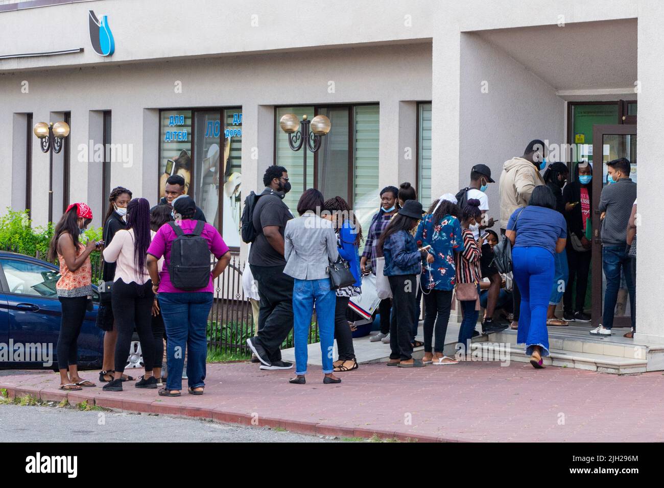 Molti afroamericani stanno aspettando in fila all'ospedale. Ucraina, Vinnytsia, 14 luglio 2021. Foto Stock