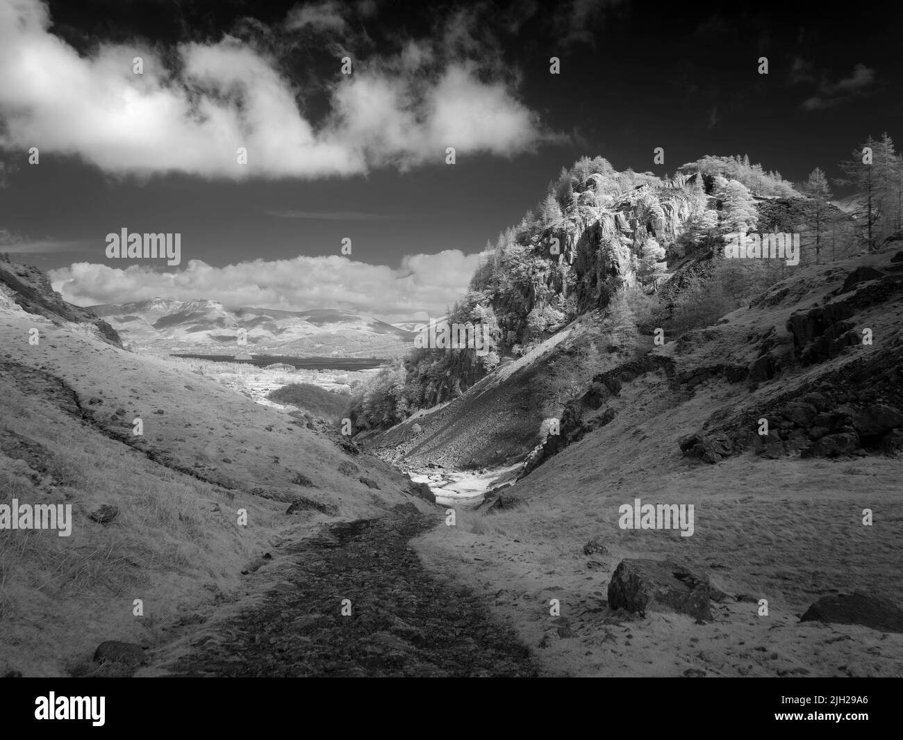 Un'immagine infrarossa di Castle Crag a Borrowdale nel Lake District National Park, Cumbria, Inghilterra. Foto Stock