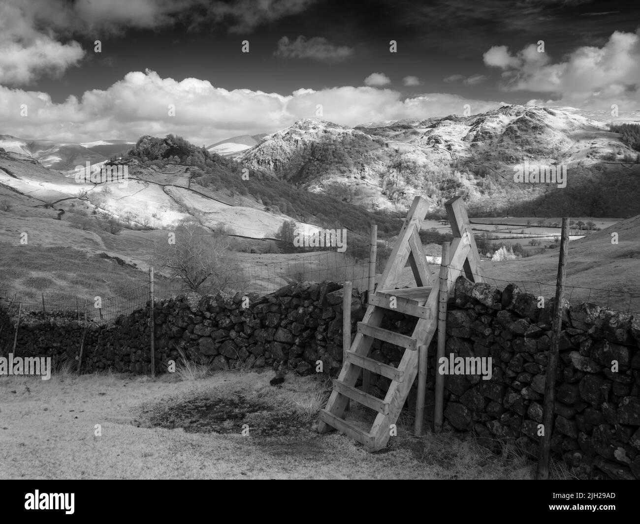 Un infrarosso di Castle Crag e Grange cadde a Borrowdale da High Doat nel Lake District National Park, Cumbria, Inghilterra. Foto Stock