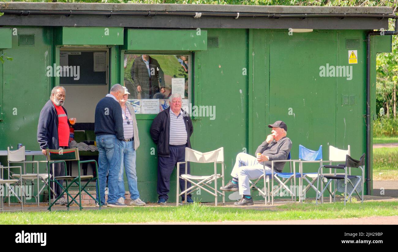 Glasgow, Scozia, Regno Unito luglio 14th 2022. Regno Unito Meteo: Siccità colpito Knightswood parco nautica stagno si asciuga in su. Metà dello stagno che ospita le piante e una colonia di cigni si è trasformata in fango asciutto. L'area è stata piantata con piante acquatiche e un'isola su cui si coltivano uccelli, che ora è diventata una collina sulla pianura del fango. Il NO di cigni è diminuito da oltre cinquanta a due coppie come il resto si sono mossi, ci sono poche anatre. I gabbiani sono rimasti, ma diventano più aggressivi poiché le persone non hanno più il numero di cigni e anatre da nutrire. Il locale club barca non può usarlo e solo appendere intorno al loro locale club h Foto Stock