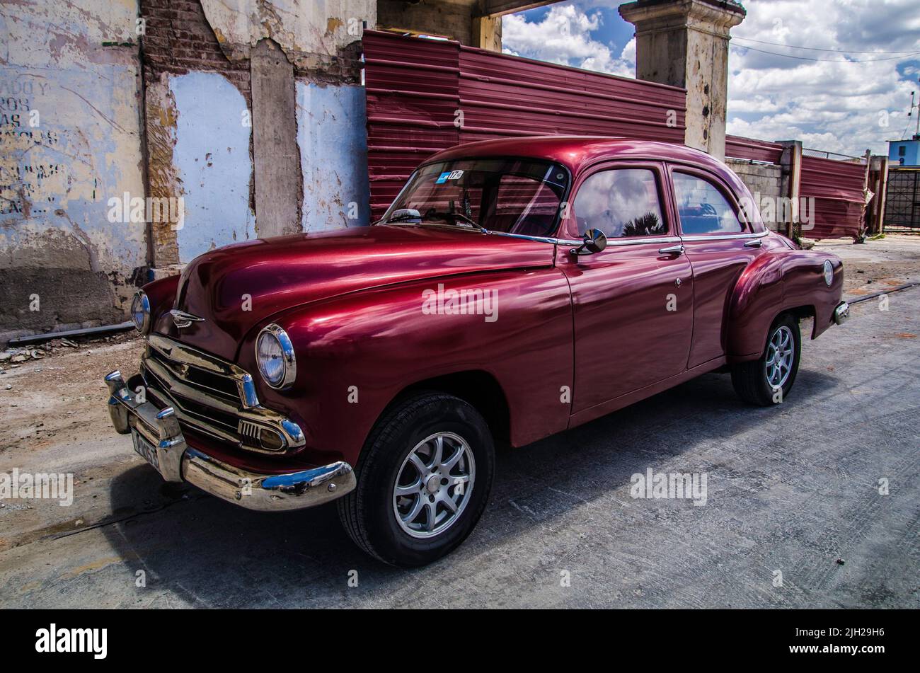 Antica auto rossa restaurata nelle strade antiche di l'Avana Foto Stock