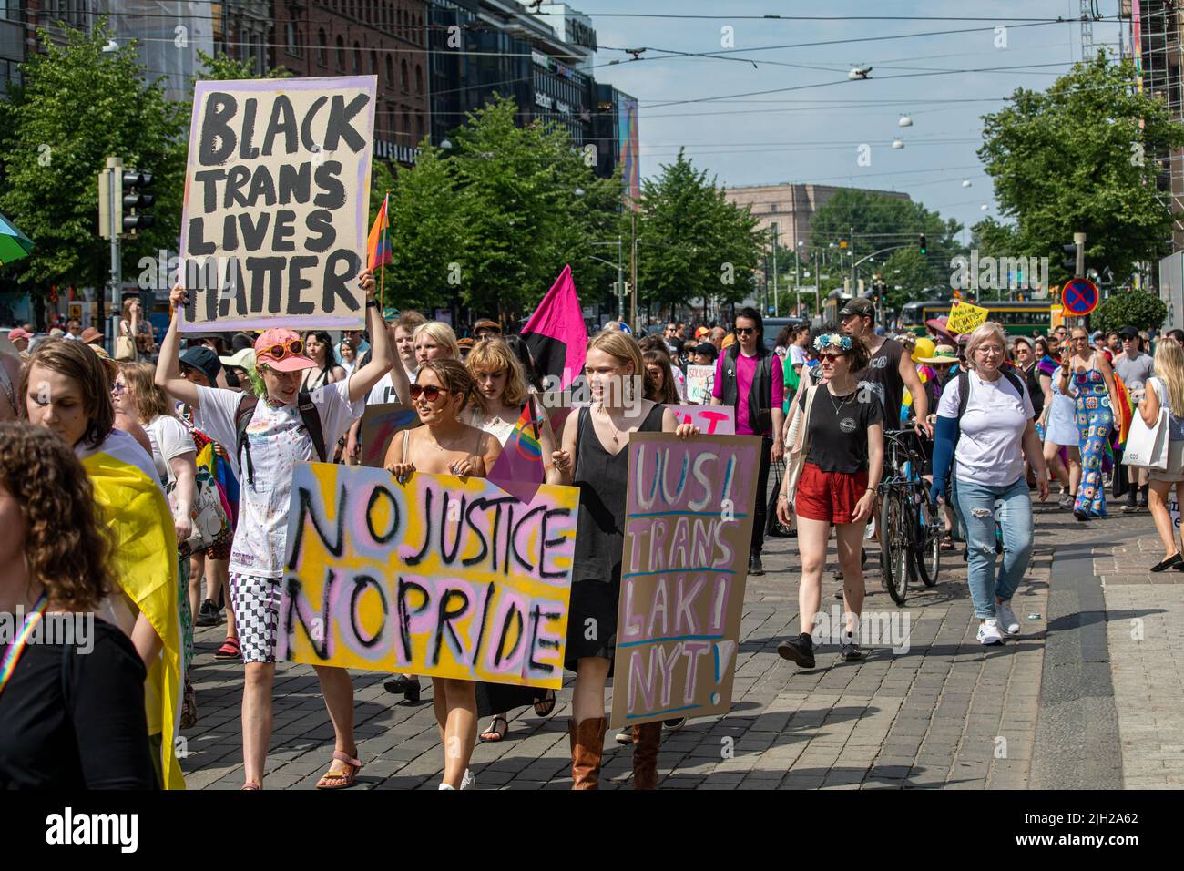 Black TRANS Lives Matter e altri cartoni scritti a mano alla sfilata Helsinki Pride 2022 a Mannerheimintie, Helsinki, Finlandia Foto Stock