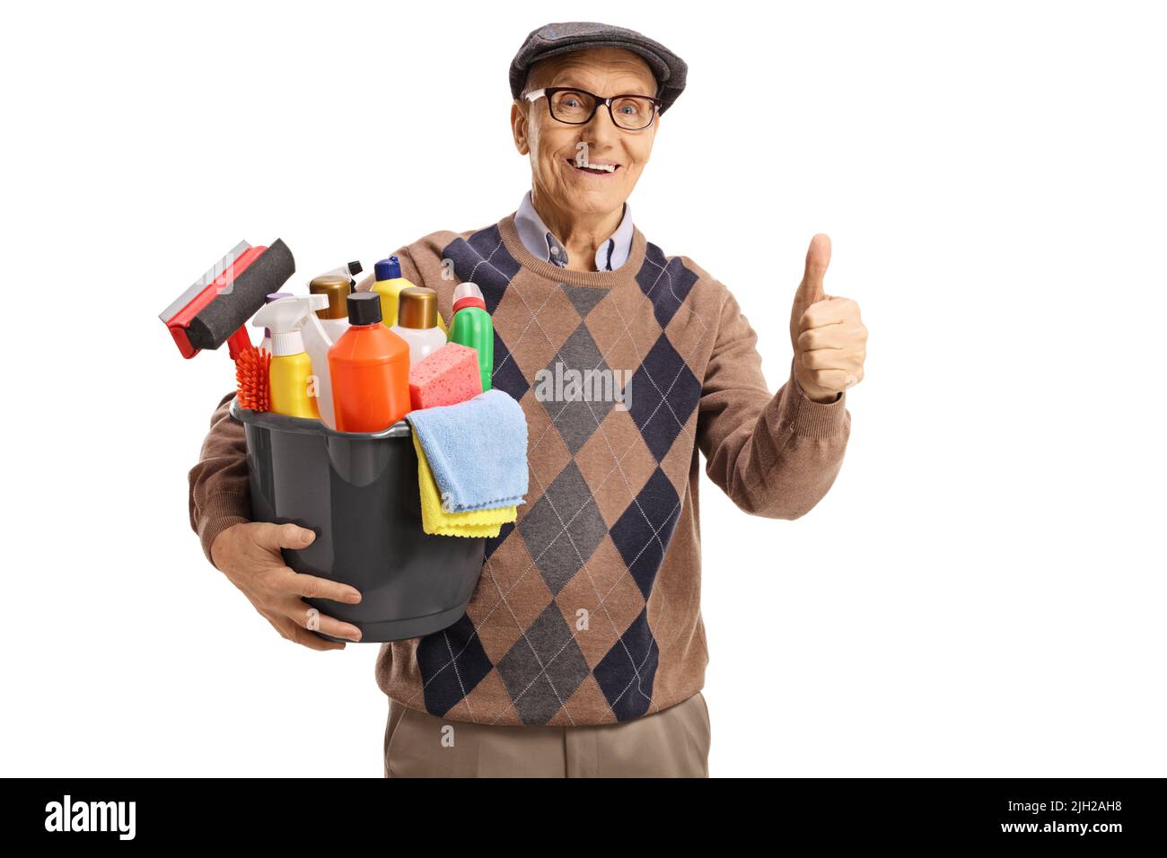 Uomo anziano che tiene un secchio con i rifornimenti di pulizia e che mostra i pollici isolati su sfondo bianco Foto Stock