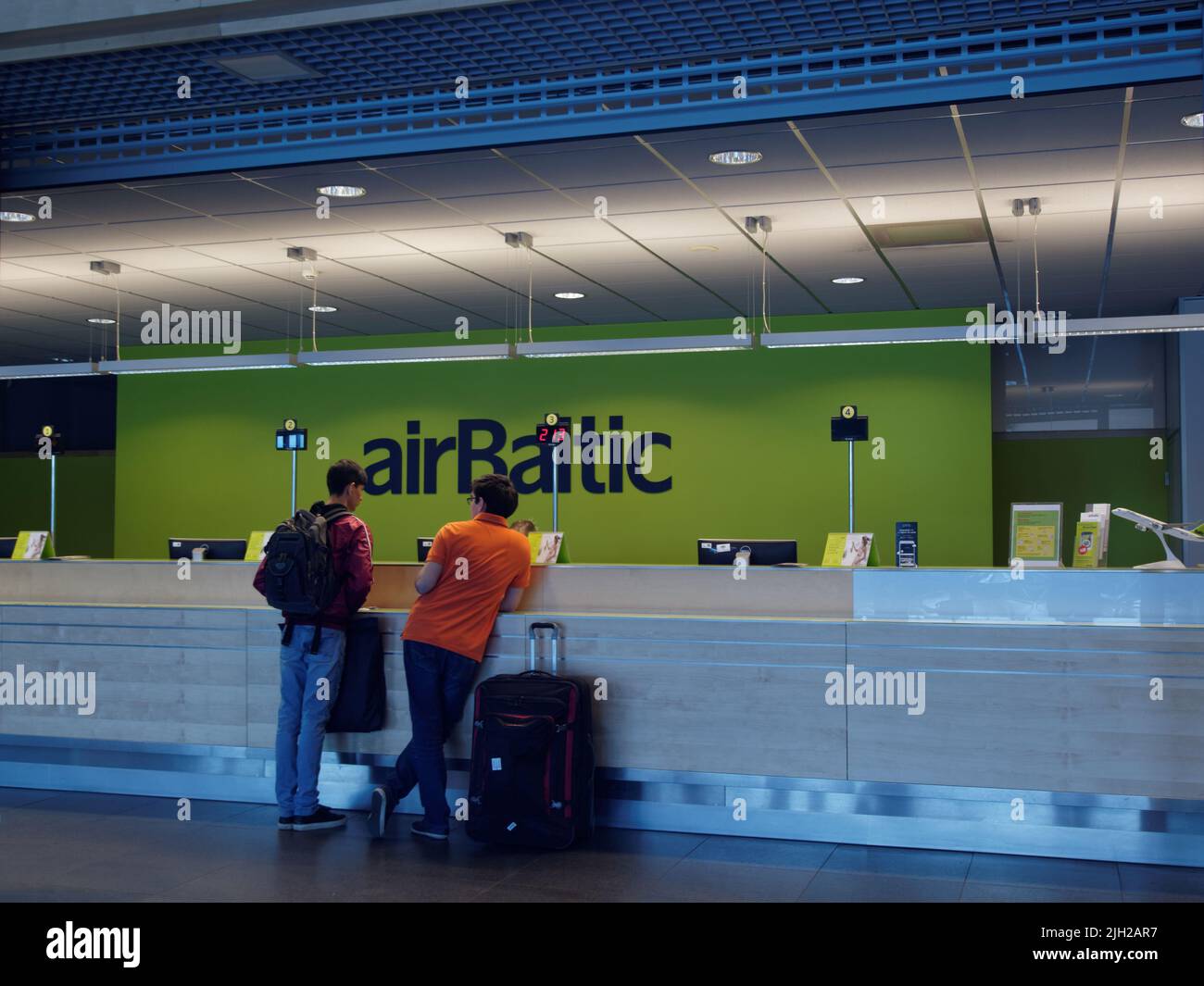 Riga, Lettonia - 11 giugno 2017: Passeggeri presso il banco informazioni delle compagnie aeree baltiche dell'aeroporto di riga Foto Stock