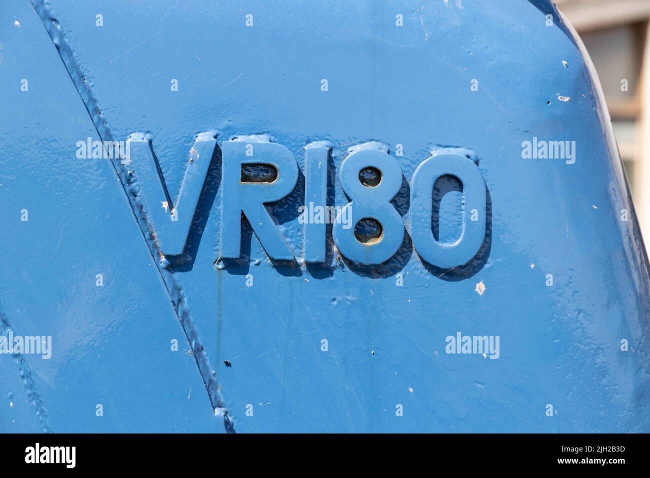 Targhetta del nome Blue Vickers VR180 su un apripista cingolato Foto Stock