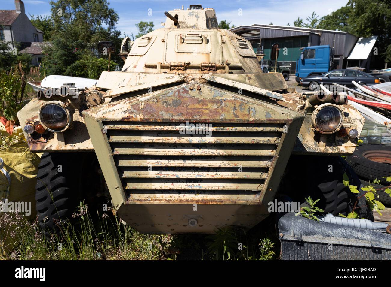 Alvis Saracen FV603 in vernice desertica in attesa di restauro Foto Stock
