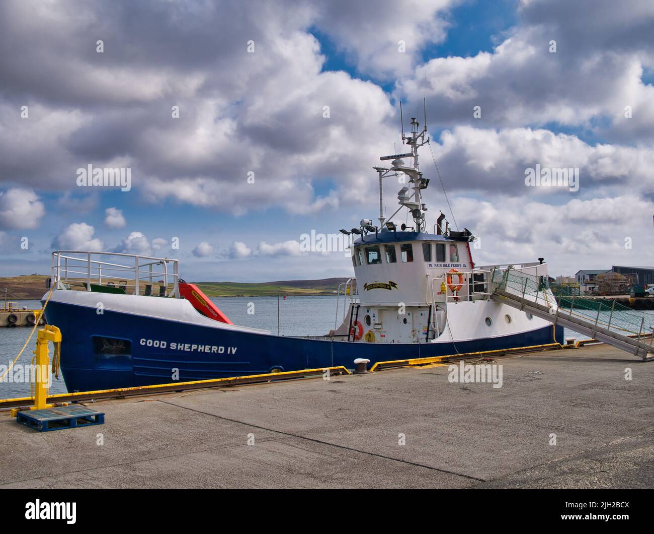 Il traghetto Fair Isle Good Shepherd IV è ormeggiato a Lerwick, Shetland, Regno Unito. In primavera si è tenuta una giornata tranquilla e soleggiata. Foto Stock