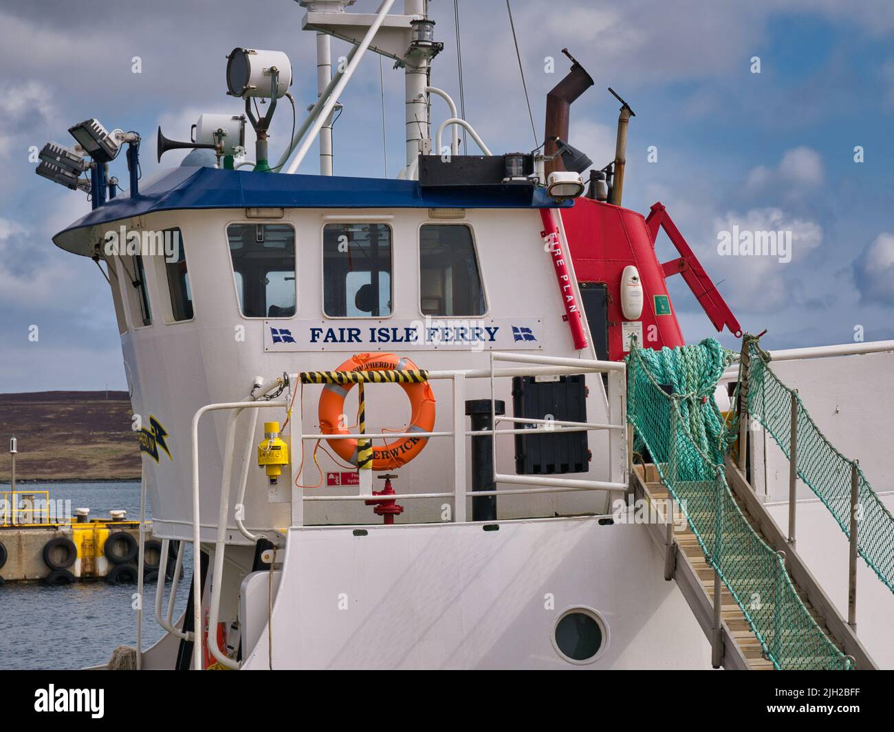 La timoneria del traghetto Fair Isle Good Shepherd IV ormeggiata a Lerwick, Shetland, Regno Unito. In primavera si è tenuta una giornata tranquilla e soleggiata. Foto Stock