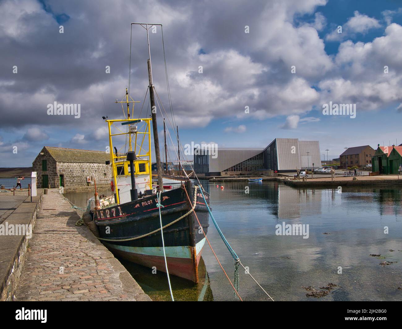 A Hays Dock, Lerwick, Shetland, la barca da pesca in legno Pilot US, costruita nel 1931. Sulla destra si trova il Mareel Arts Centre. Foto Stock