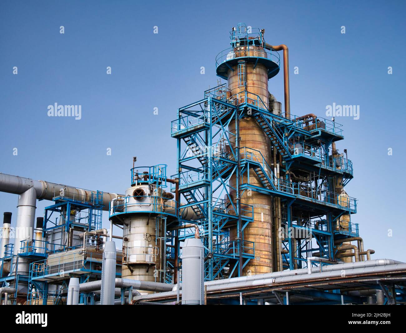 Un'industria chimica che fraziona colonna e pianta in un impianto di produzione di bitume - asfalto a Wirral, Merseyside, Regno Unito. In estate, è possibile trascorrere una giornata di sole. Foto Stock