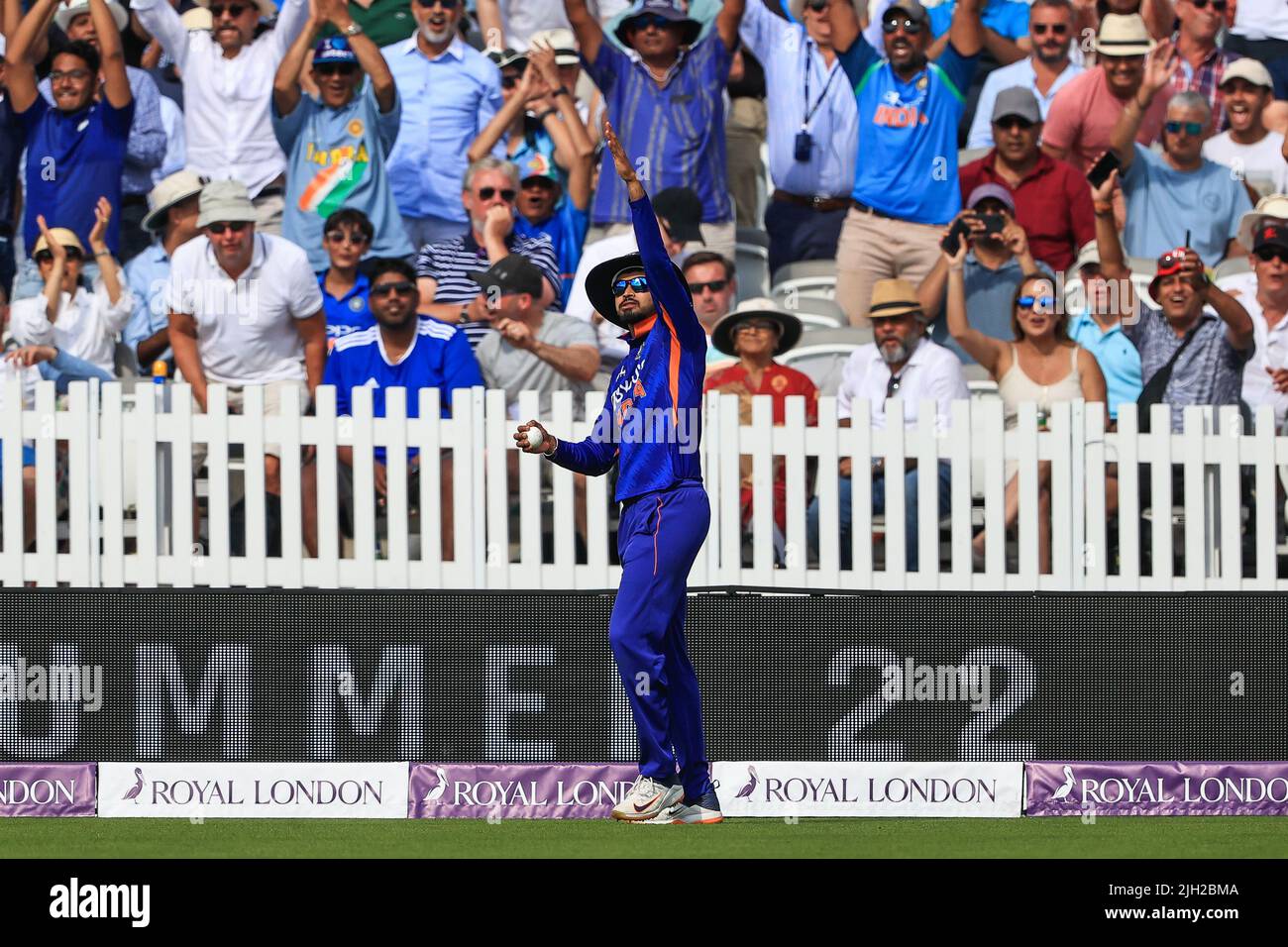 Shreyas Iyer of India celebra la cattura David Willey of England Credit: News immagini LTD/Alamy Live News Foto Stock