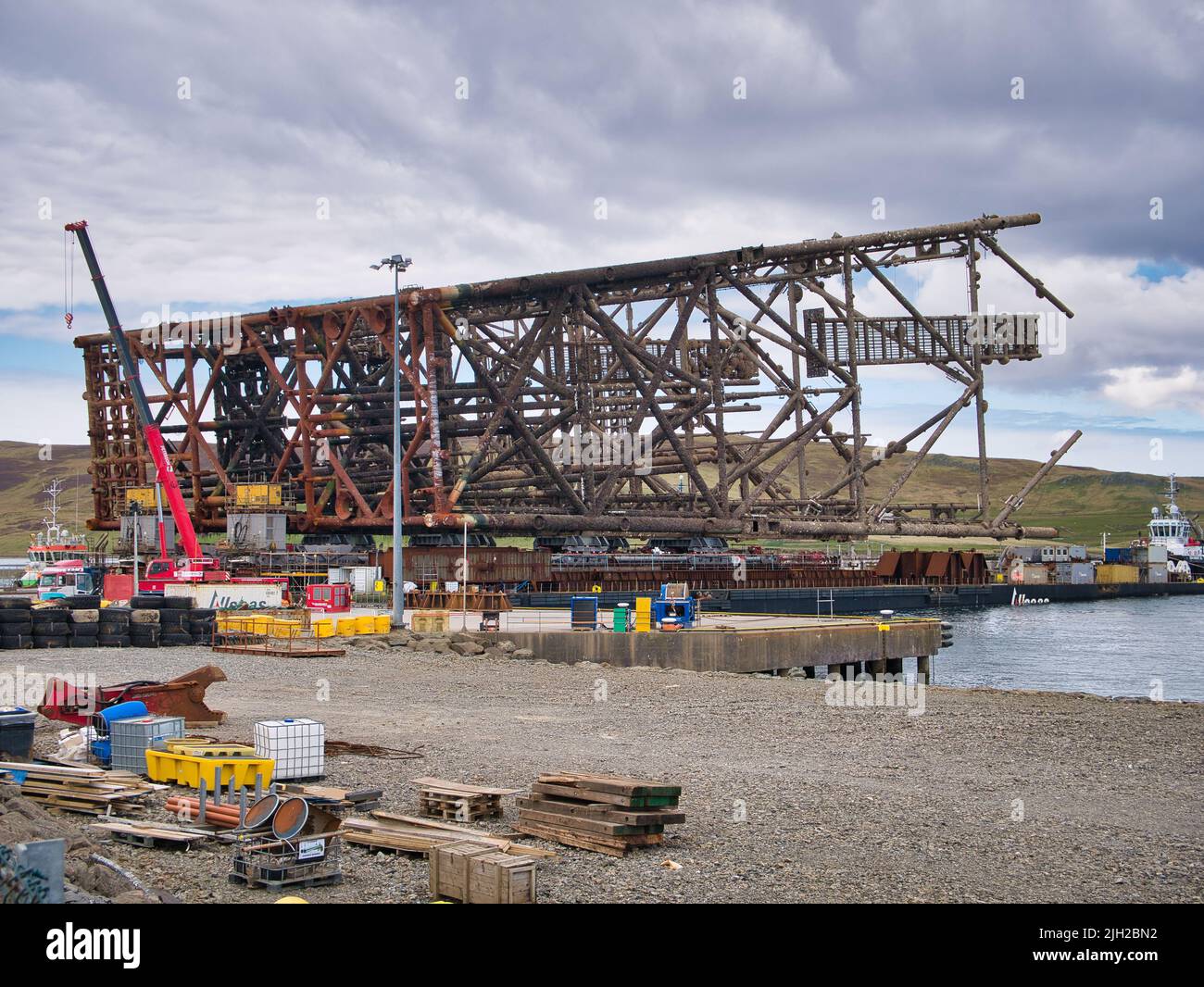 Il giubbotto Ninian North da 8100 tonnellate presso il pad di smantellamento per impieghi pesanti presso lo stabilimento Dales VOE di Lerwick, Shetland, Regno Unito Foto Stock