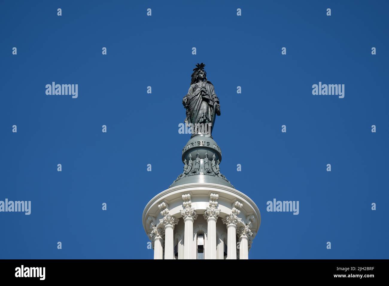 La statua Freedom in cima al Campidoglio su Capitol Hill a Washington, Venerdì 14 luglio 2022. (Foto di Chris Kleponis/Sipa USA) Credit: Sipa USA/Alamy Live News Foto Stock