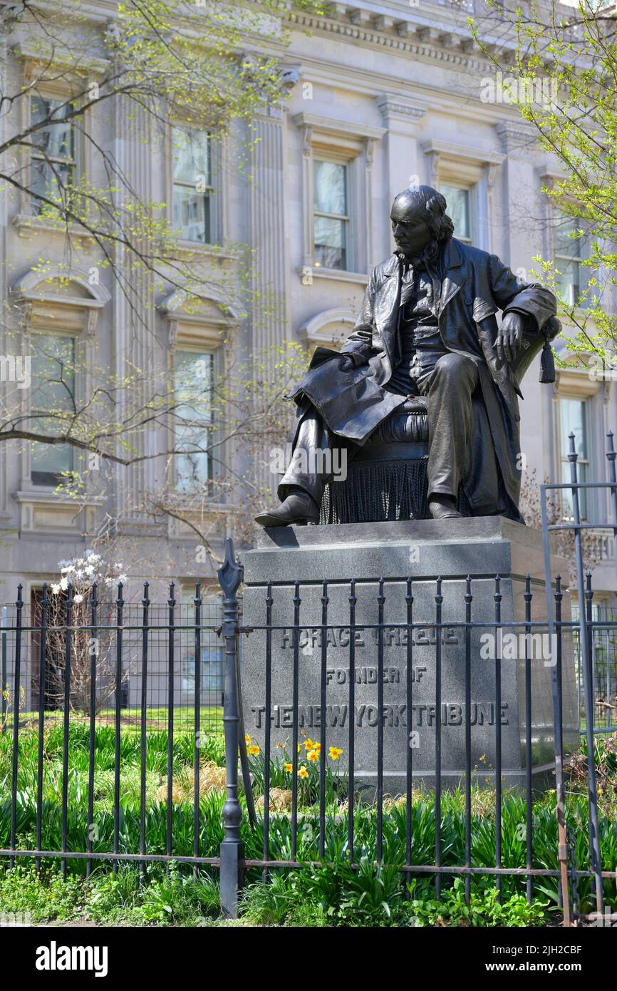 La scultura di Horace Greeley di fronte al tribunale di Tweed, New York City NY Foto Stock