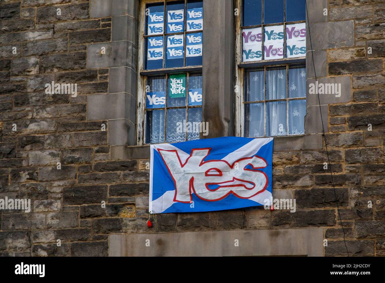 EDINGBURG, GRAN BRETAGNA - 10 SETTEMBRE 2014: Questi sono i manifesti del referendum del 2014 in Scozia sulla finestra di una delle case. Foto Stock