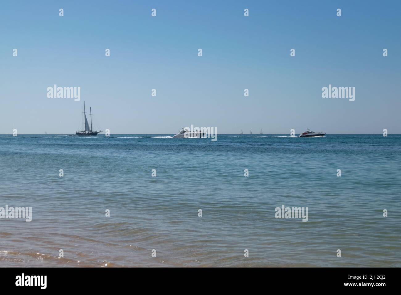 Barche turistiche che navigano in estate nell'oceano. Barche sul mare. Attività nautiche, turismo sulle località costiere. Gite in barca. Foto Stock