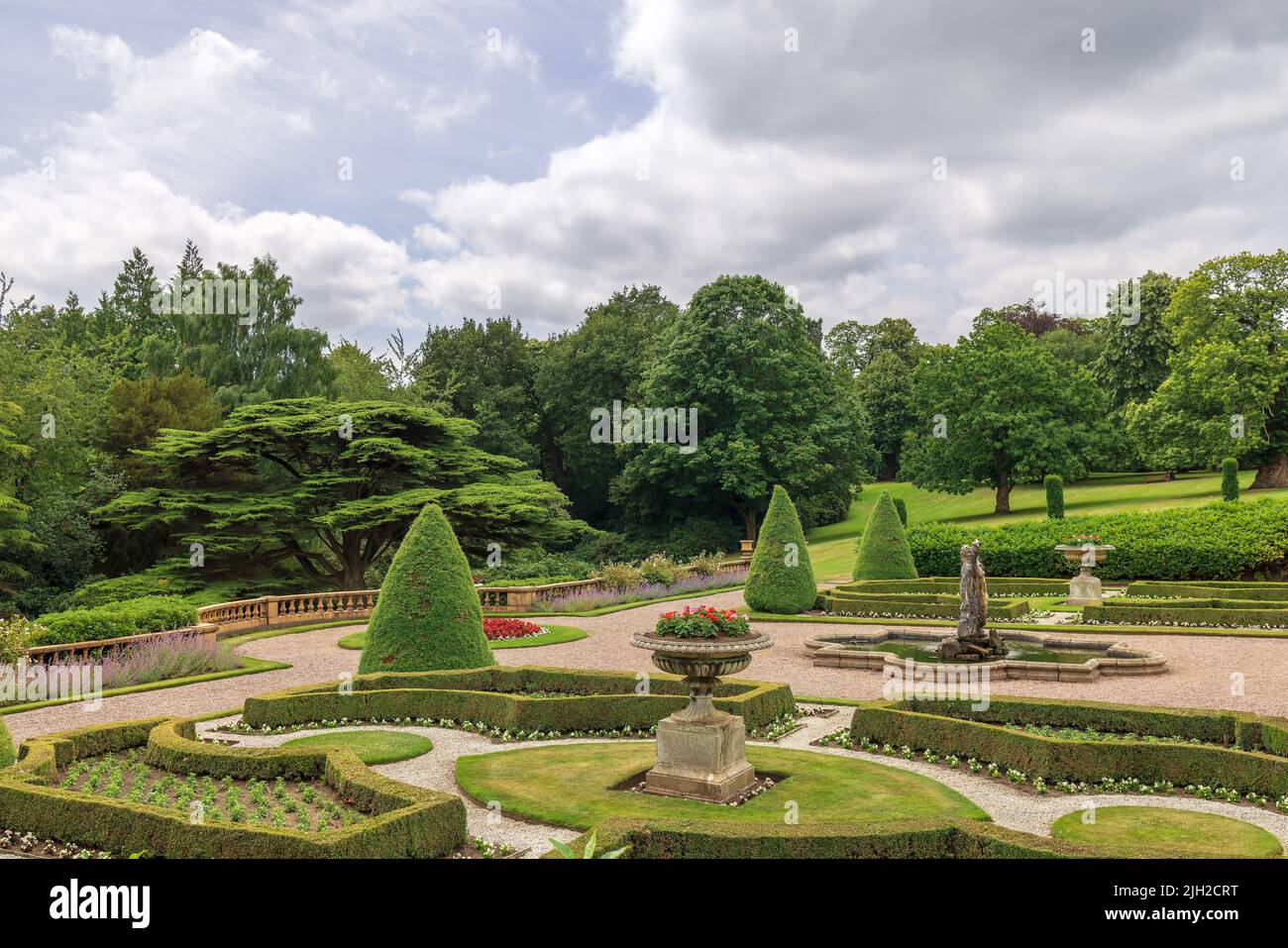 Parco e giardino parterre presso lo storico Tatton Park, casa signorile inglese a Cheshire, Regno Unito. Foto Stock