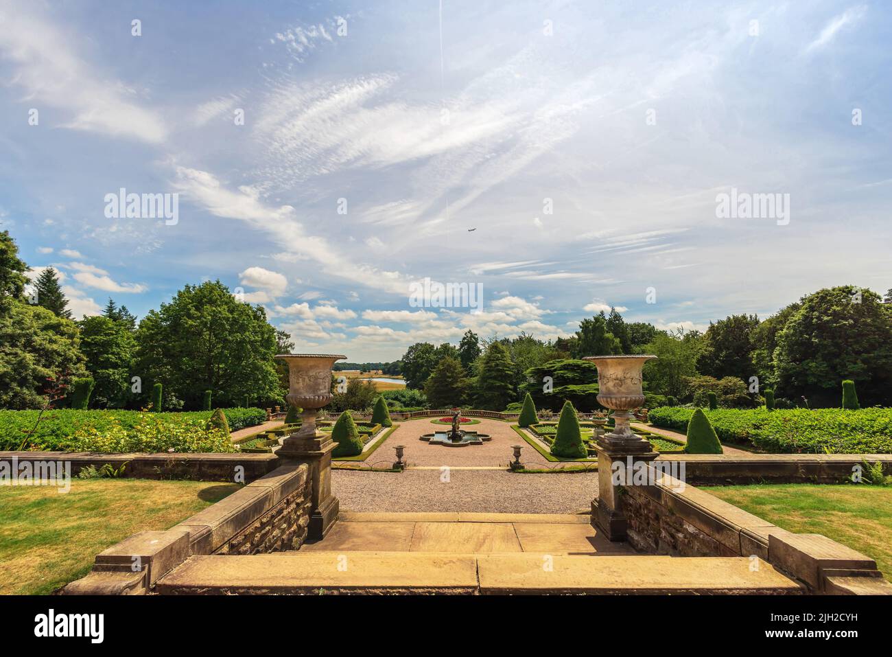 Parco e giardino parterre presso lo storico Tatton Park, casa signorile inglese a Cheshire, Regno Unito. Foto Stock