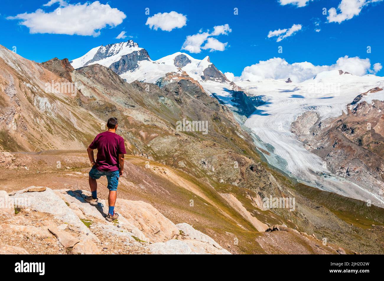 Escursionista caucasico maschile che guarda il Gorner Glacier Foto Stock