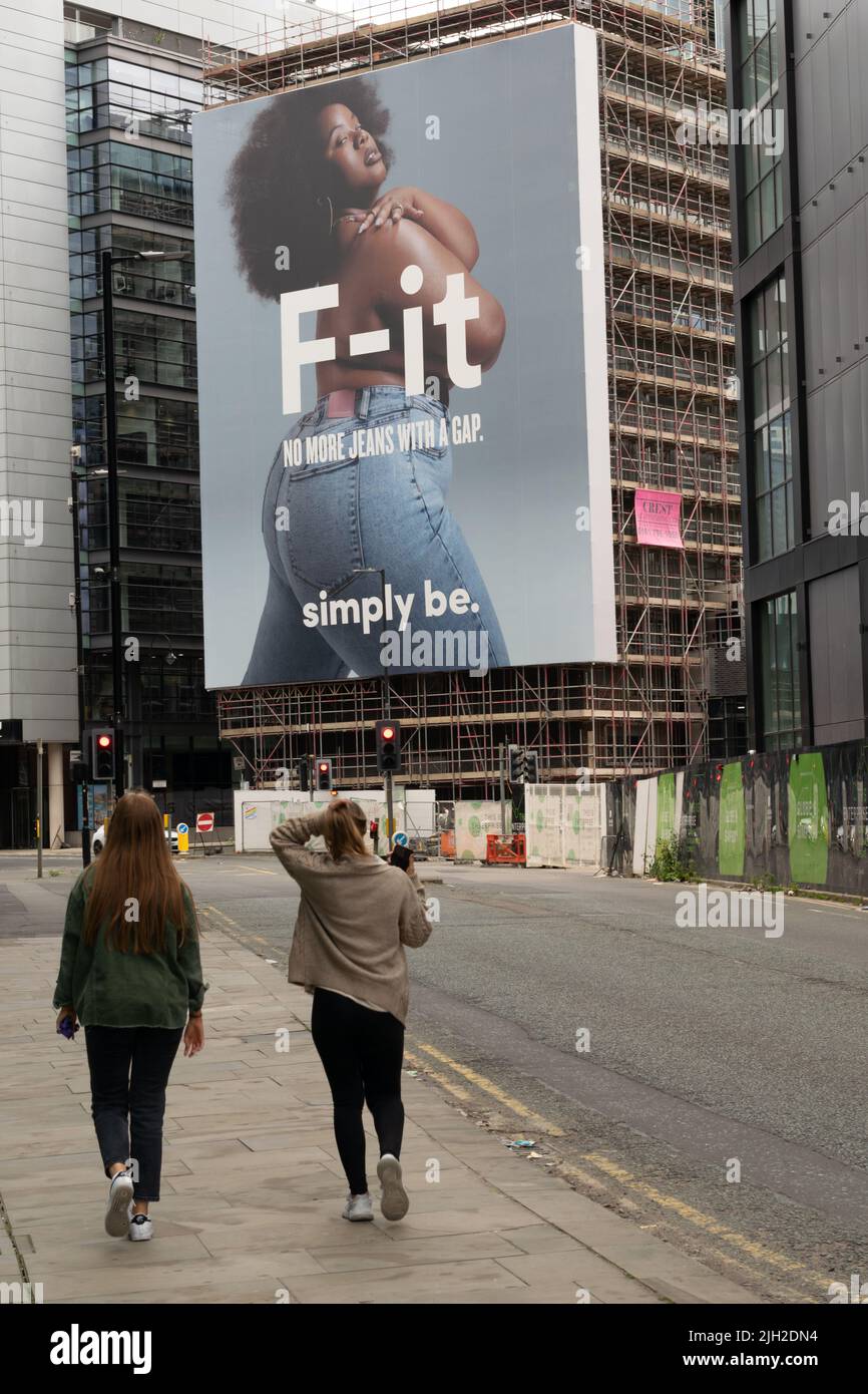 L'annuncio per i jeans F-IT è semplicemente sul sito di costruzione della fabbrica. Manchester Regno Unito Foto Stock