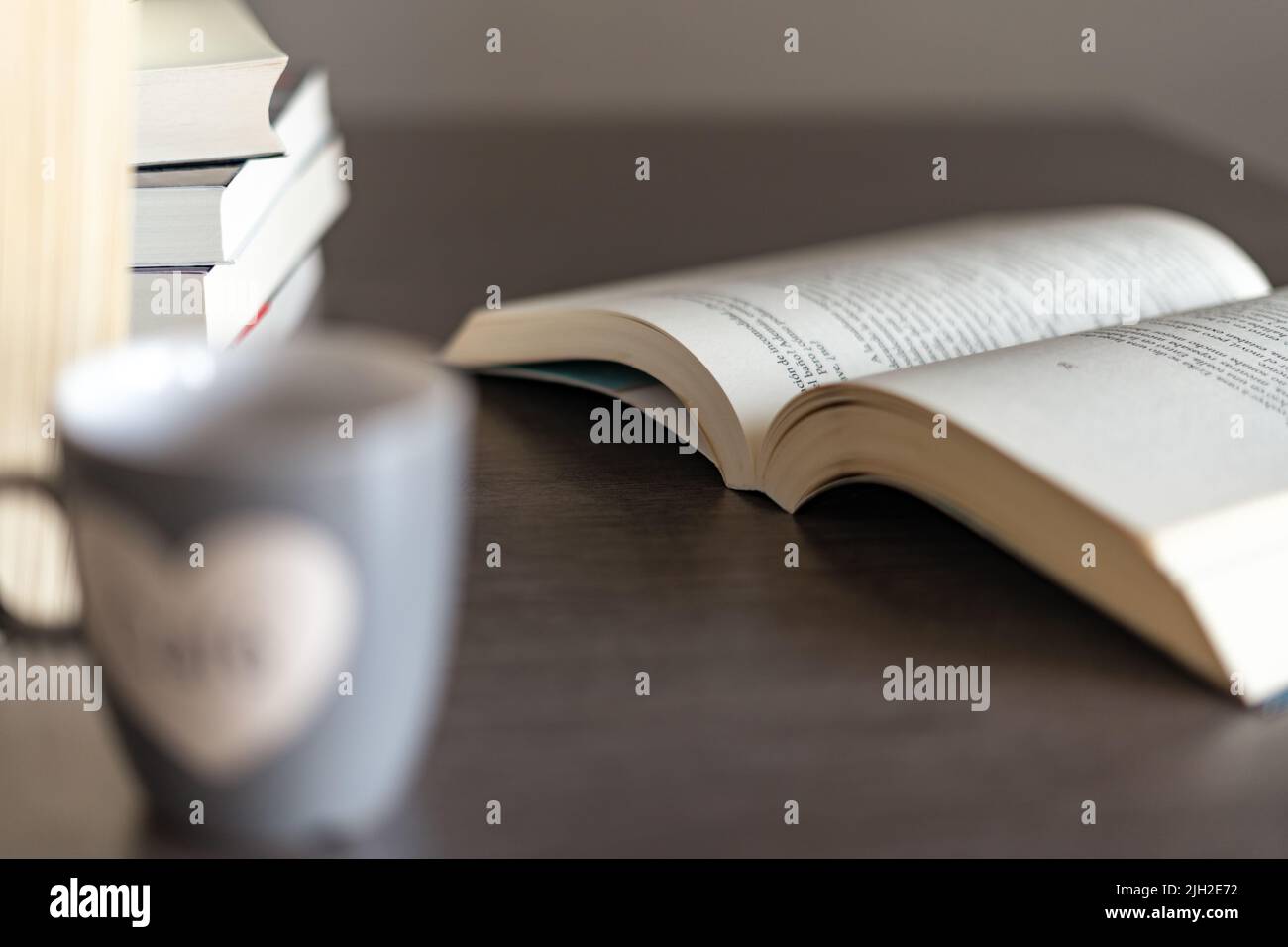 Luogo di studio o di lettura a casa con una tazza di caffè Foto Stock