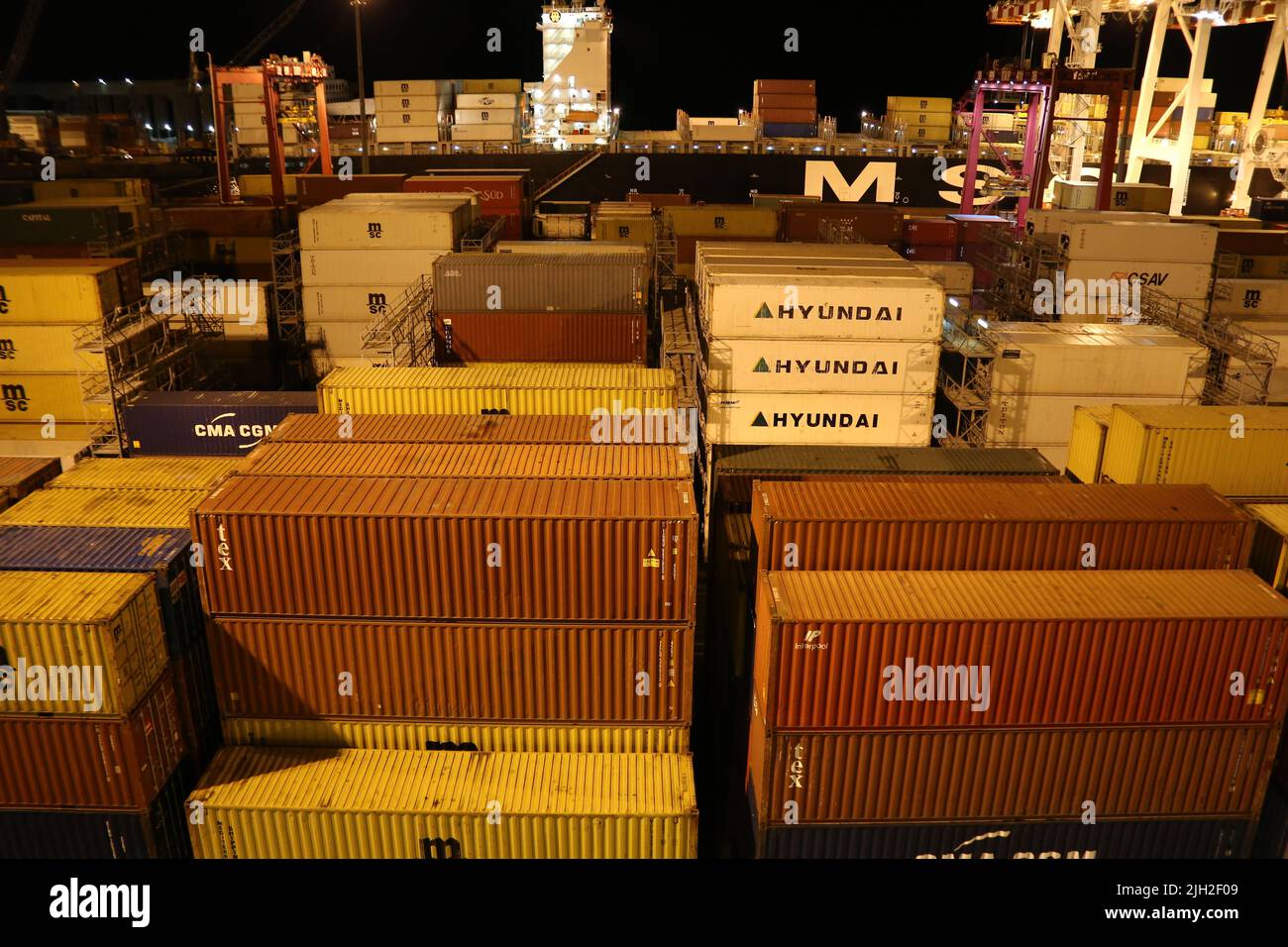 Im container-Hafen von Buenos Ares herrscht auch bei Nacht voller Betrieb. Foto Stock