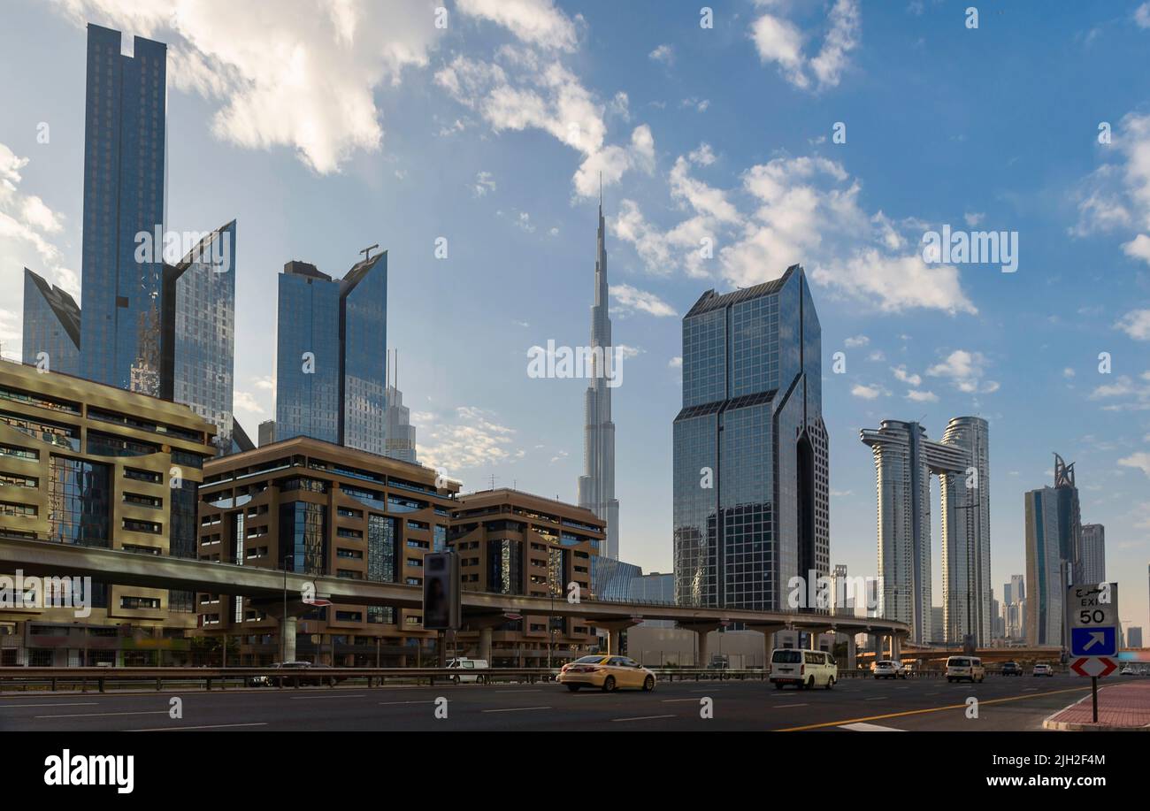 Splendida vista dello skyline di Sheikh Zayed Road a Dubai, Emirati Arabi Uniti Foto Stock