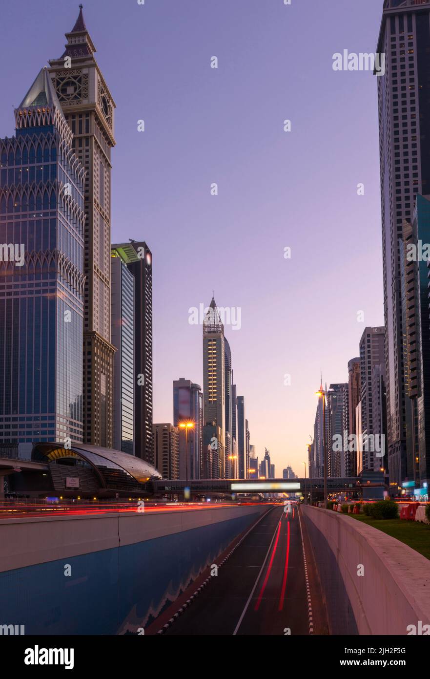 Splendida vista dello skyline di Sheikh Zayed Road a Dubai, Emirati Arabi Uniti Foto Stock