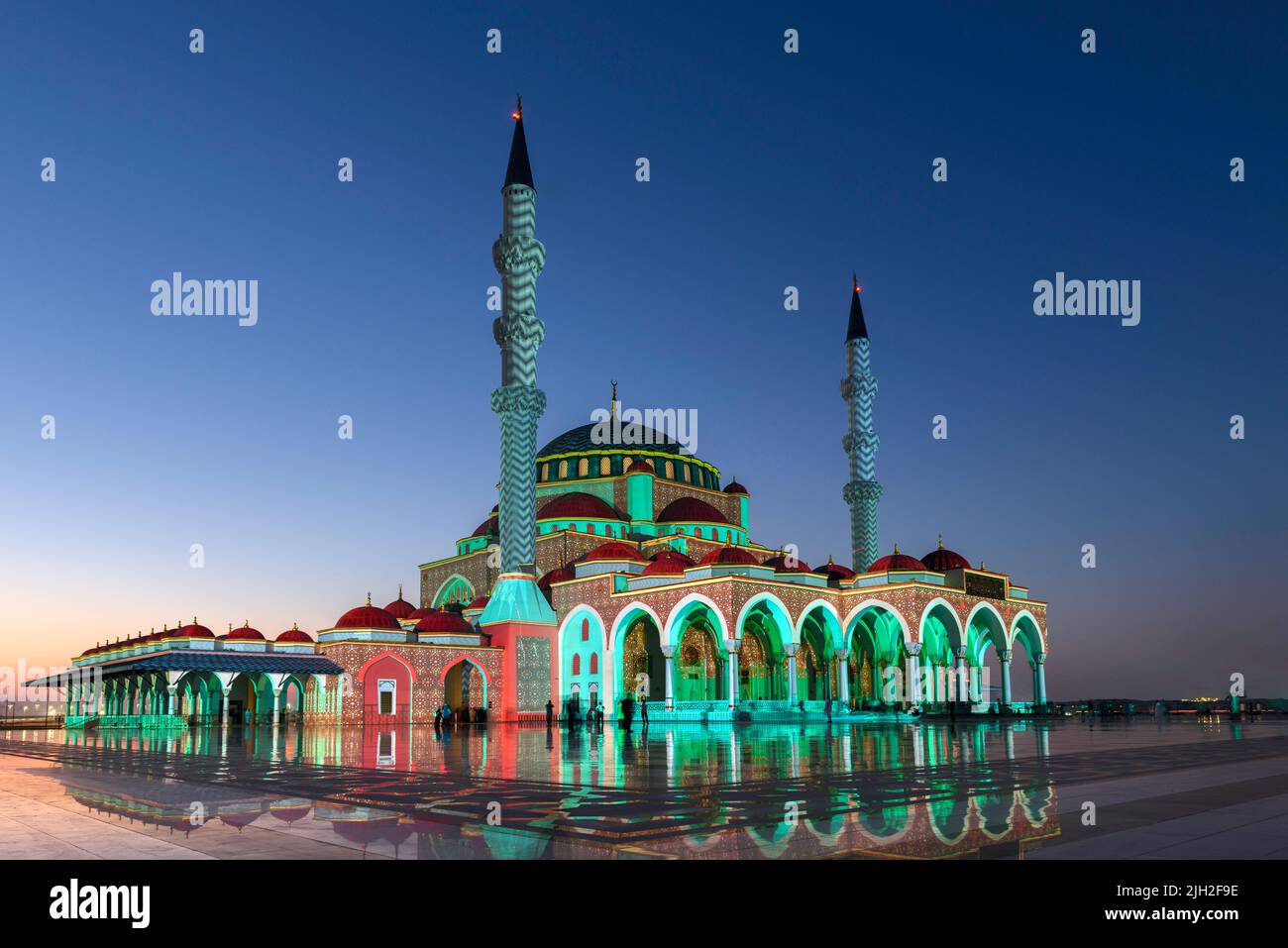 Splendida vista della Grande Moschea di Sharjah durante il Sharjah Light Festival, Emirati Arabi Uniti Foto Stock