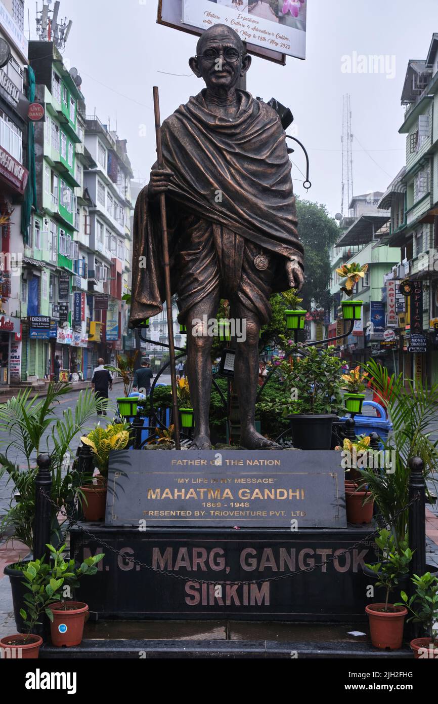 Gangtok, India - 21 giugno 2022: Statua di Mahatma Gandhi sulla VIA MG Marg. Foto Stock