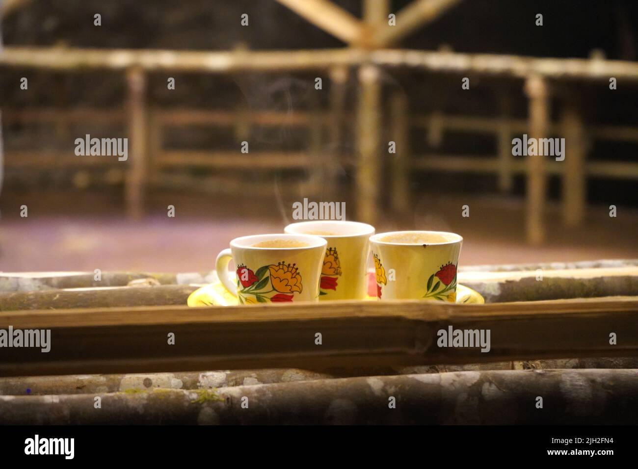 3 TAZZA DI TÈ SERVITI ALL'APERTO CON FONDO IN LEGNO Foto Stock