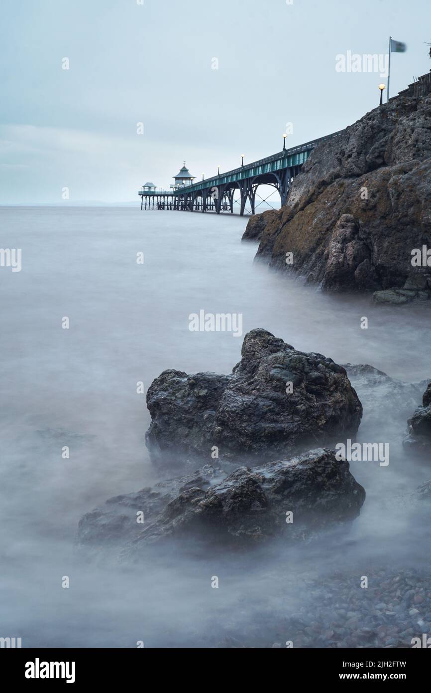 Acque calme al molo di Clevedon Foto Stock