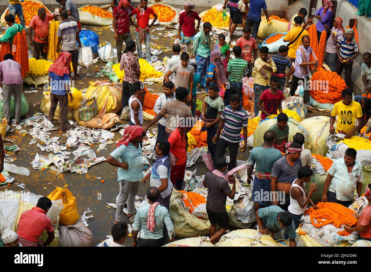 Un'enorme folla nel mercato dei fiori di Howrah per l'acquisto e la vendita di fiori Foto Stock