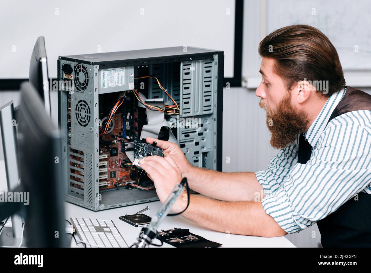 Disassemblaggio dell'unità computer per la riparazione da parte del personale addetto alla riparazione Foto Stock