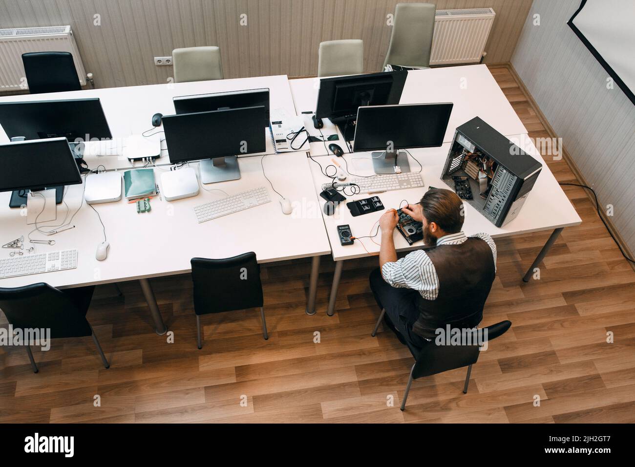 Vista dall'alto su uno spazio aperto con il personale addetto alla riparazione Foto Stock