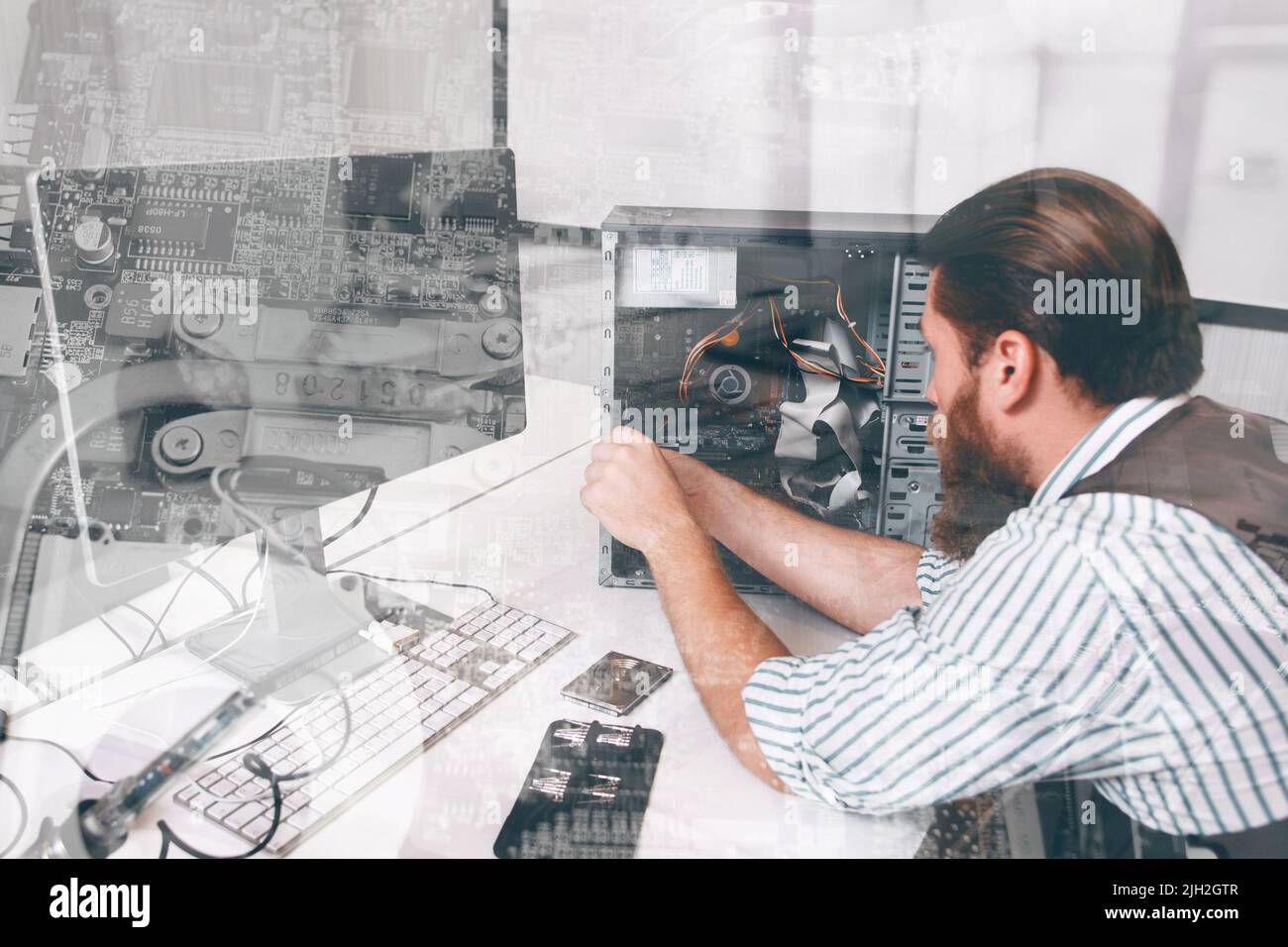 Posto di lavoro per ripari elettronici, doppia esposizione Foto Stock
