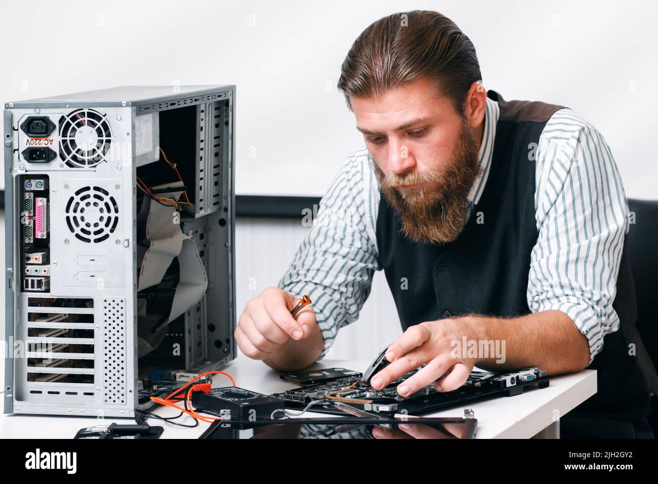 Circuito calcolatore di riparazione su supporto Foto Stock