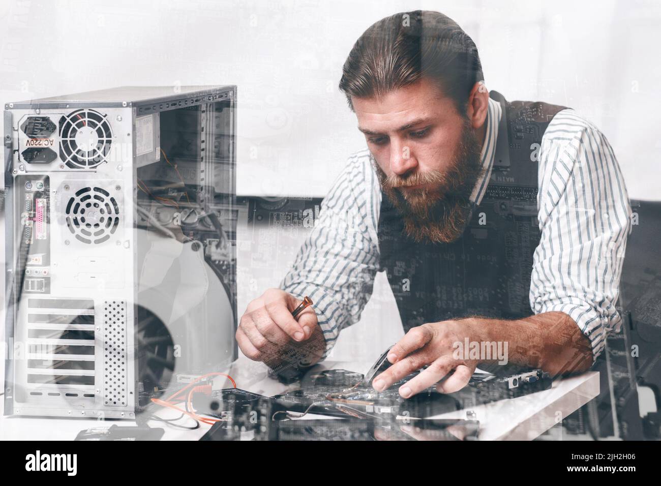 Tecnico che ripara i componenti della CPU, doppia esposizione Foto Stock