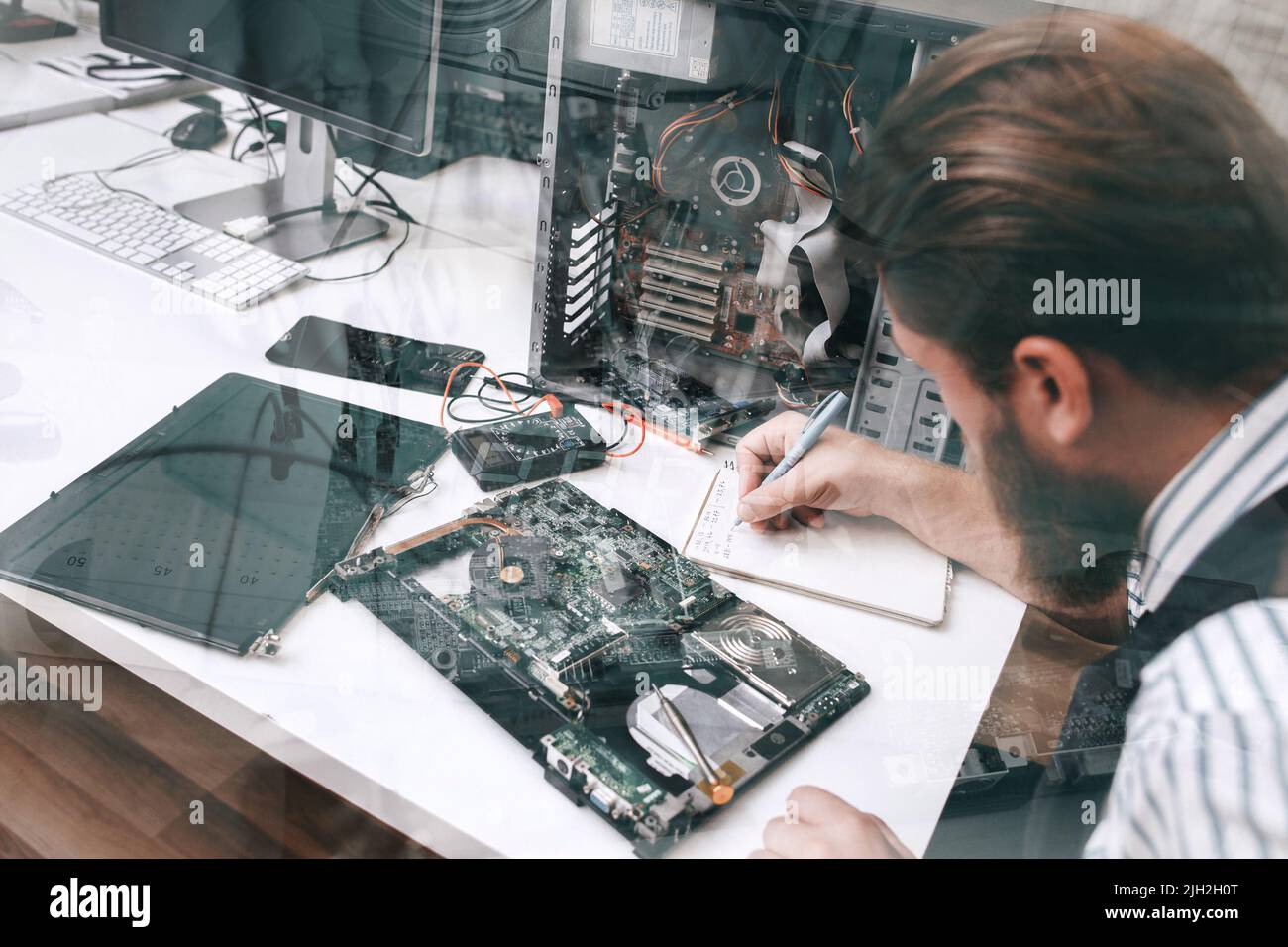 Diagnostica della scheda madre del computer, doppia esposizione Foto Stock