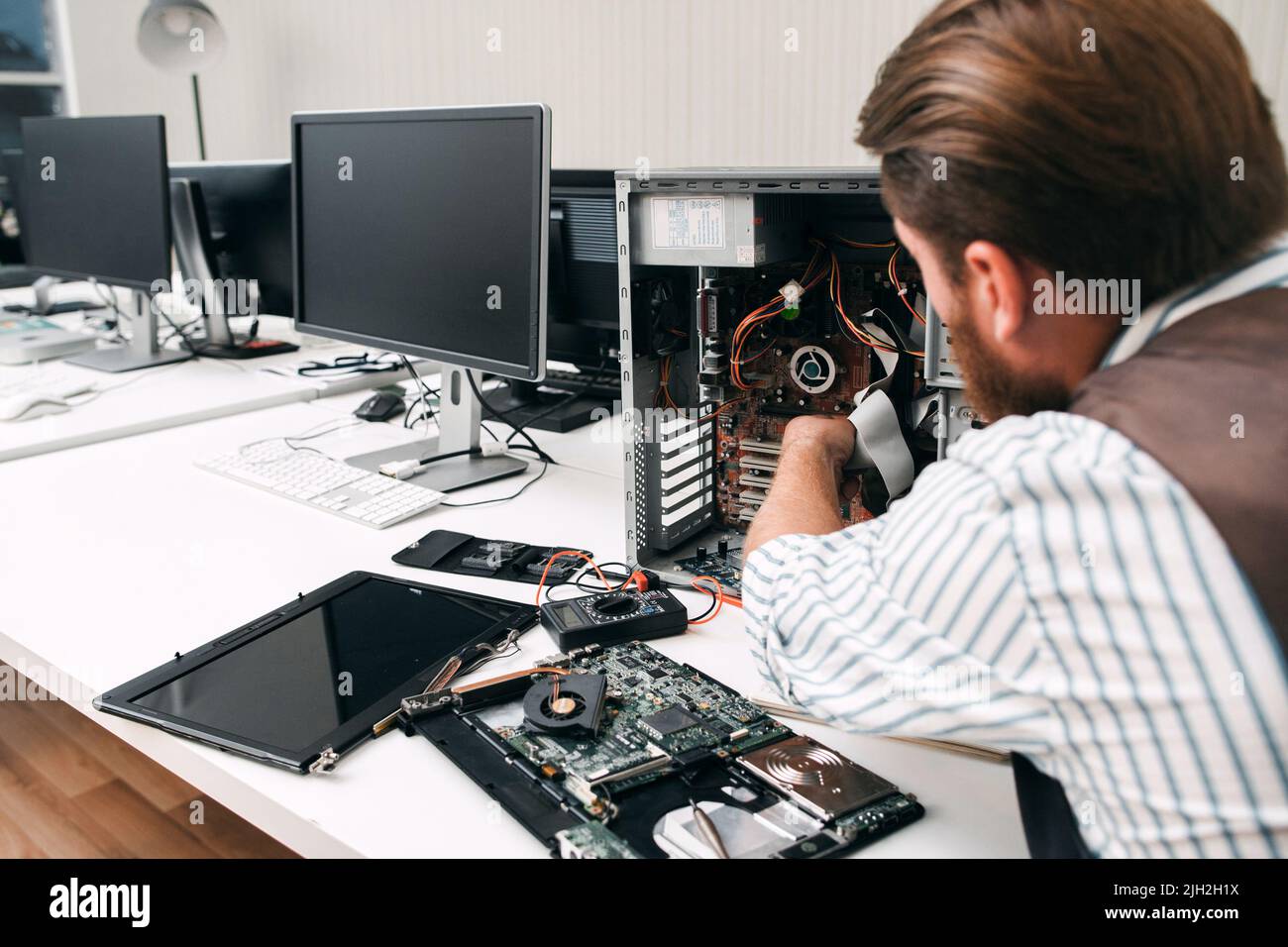 Disassemblaggio del computer rotto, primo piano Foto Stock