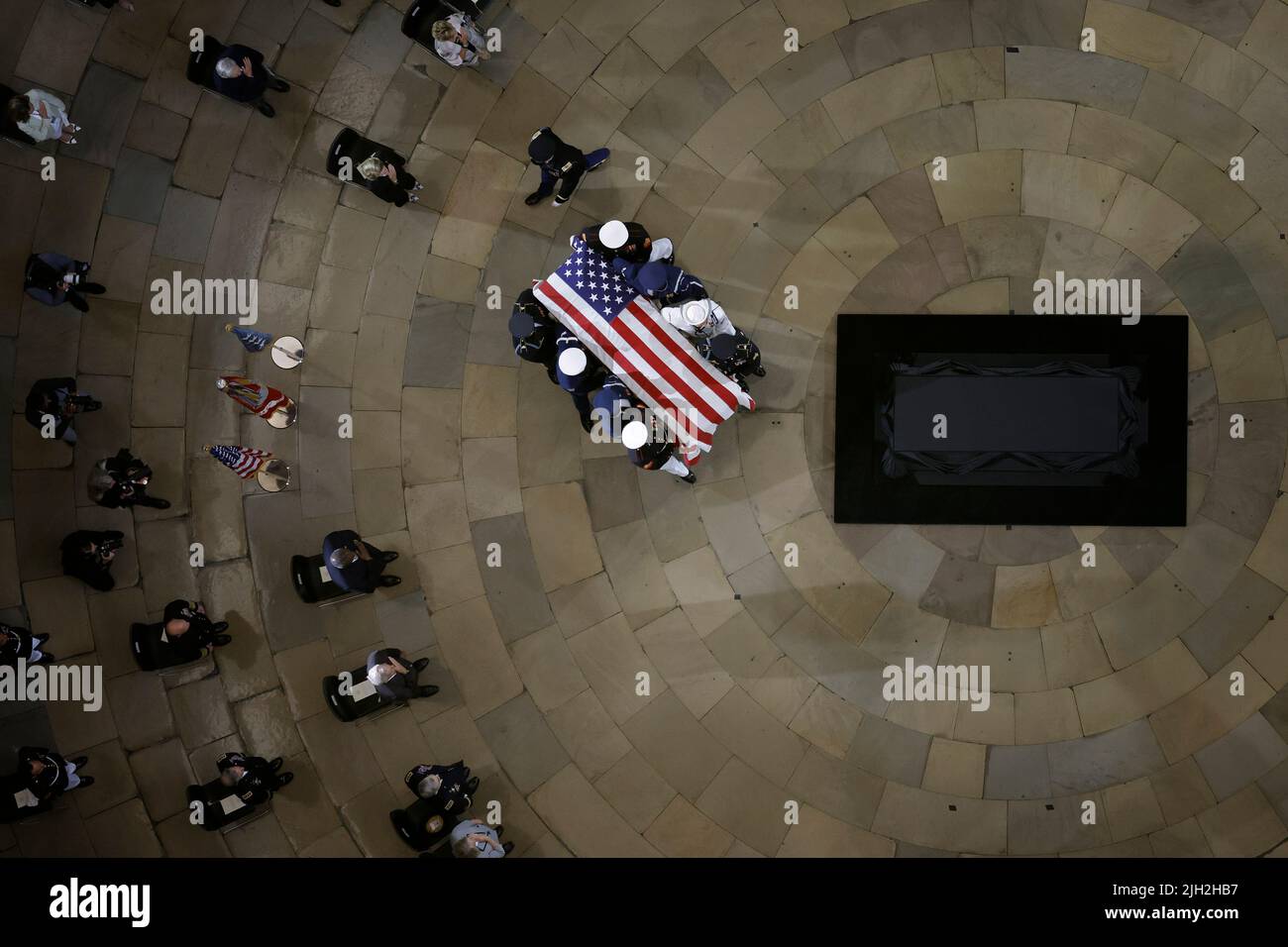 WASHINGTON, DC - LUGLIO 14: Una squadra di scrigno del Distretto militare di Washington posiziona la scrigno con bandiera Hershel 'Woody' Williams' sulla catafalque Lincoln, la United States Capitol Rotunda dove si terrà in onore il 14 luglio 2022 a Washington, DC. L'ultimo veterano vivente di combattimento della seconda Guerra Mondiale ad aver ricevuto la Medaglia d'onore, Williams fu un caporale Marino durante la battaglia di Iwo Jima nel 1945 quando usò il suo lanciafiamme per distruggere numerose sacchette nemiche mentre sotto un intenso fuoco entrante per più di quattro ore. (Foto di chip Somodevilla/Pool/Sipa USA) Foto Stock